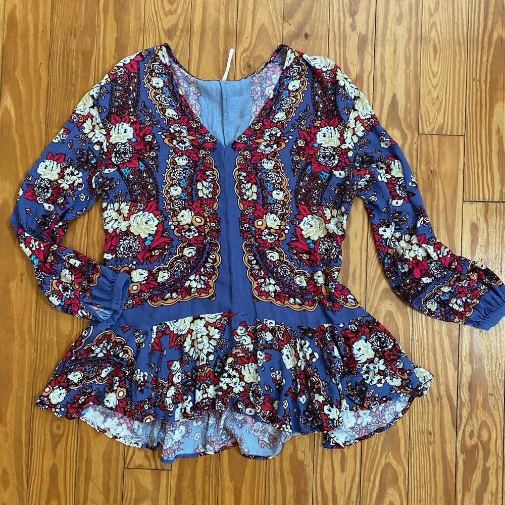 Super flattering top, perfect for the changing seasons (summer-fall)